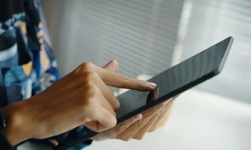 iPhoneの画面を三本指でトントンとダブルタップしている手元のイメージ画像