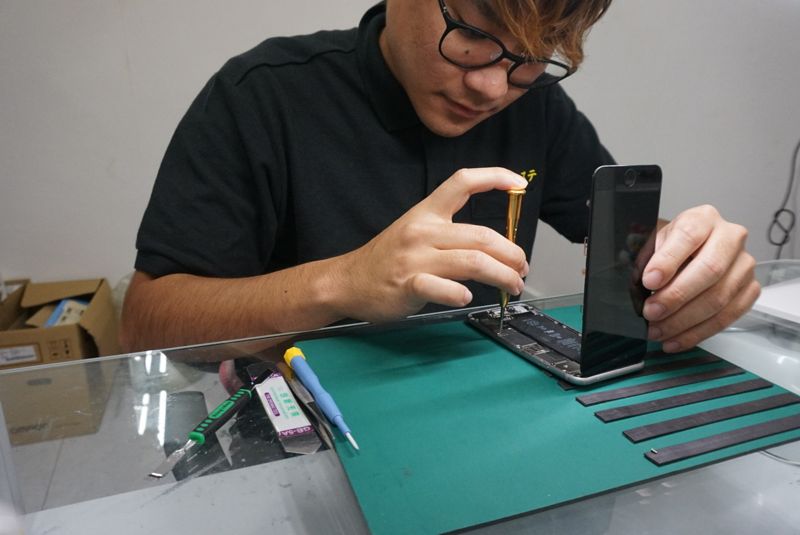 イケモバスタッフによるiPhoneバッテリー交換作業の様子