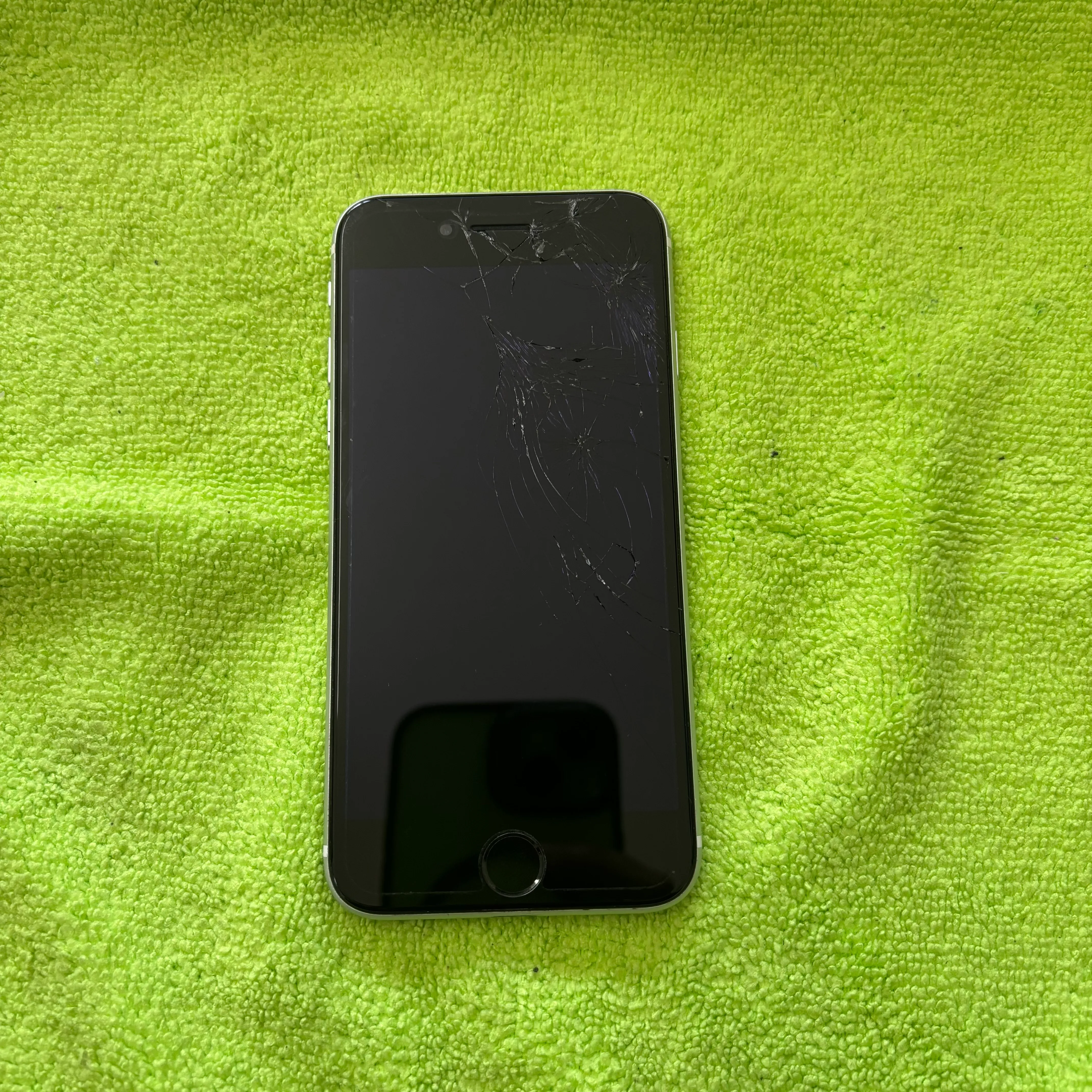 【iPhoneSE2】ガラス割れ+液晶修理