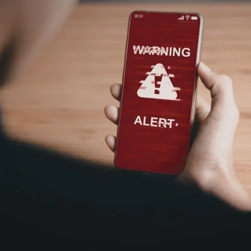 iPhoneの液体検出アラートが表示された画面イメージ