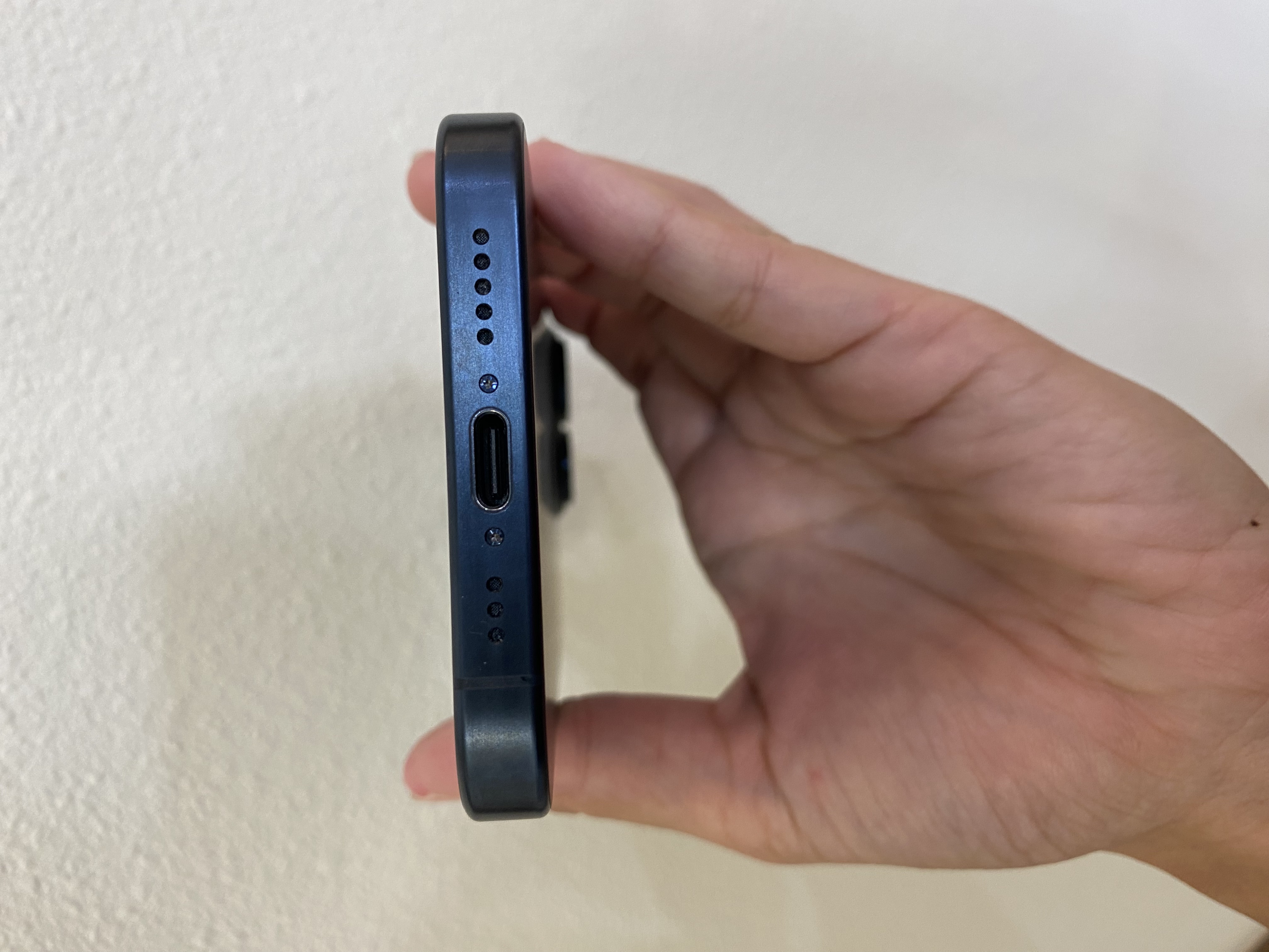 iPhone16Pro充電コネクタ修理を沖縄市で｜園田から40分