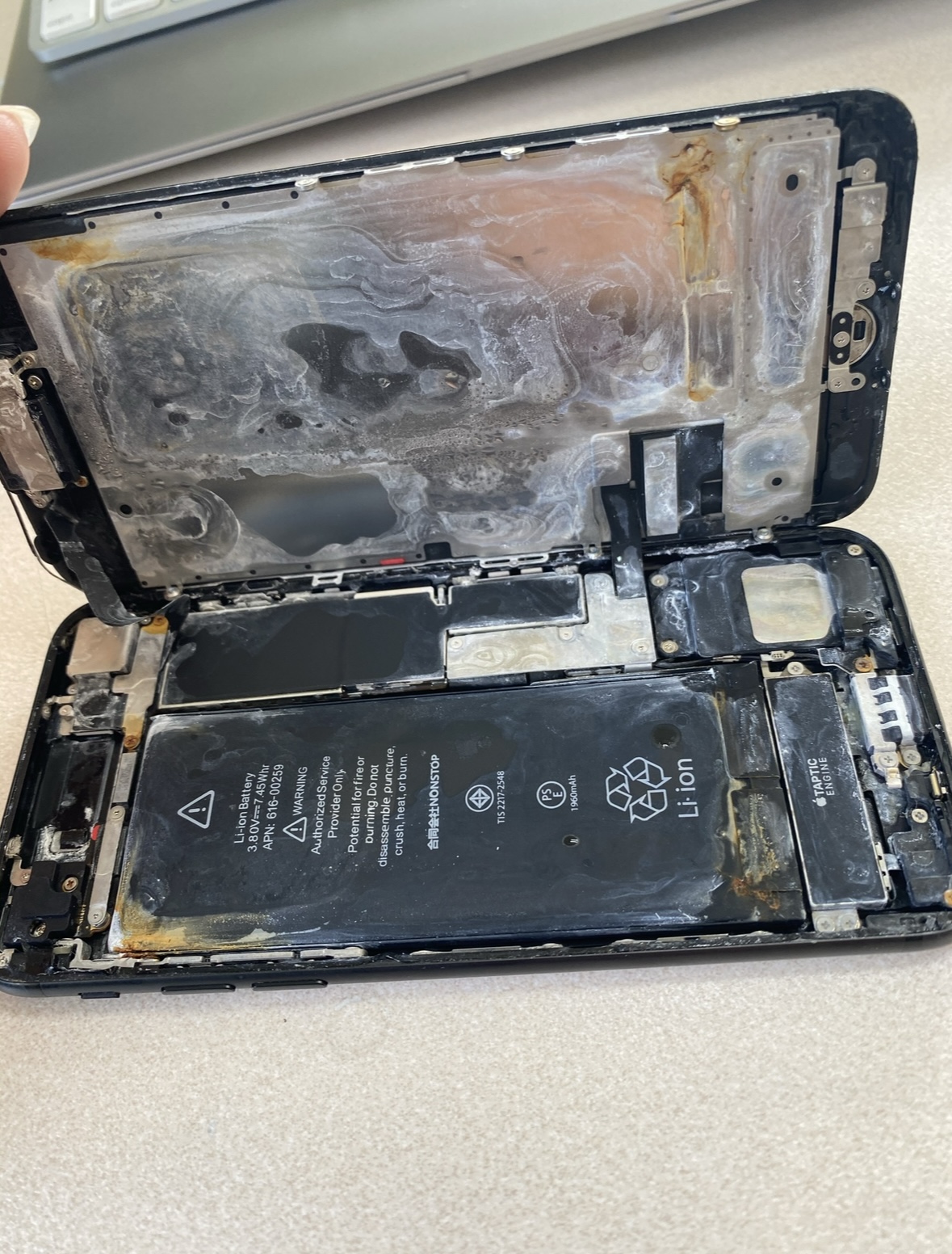 iPhone SE3 水没修理【石垣店】
