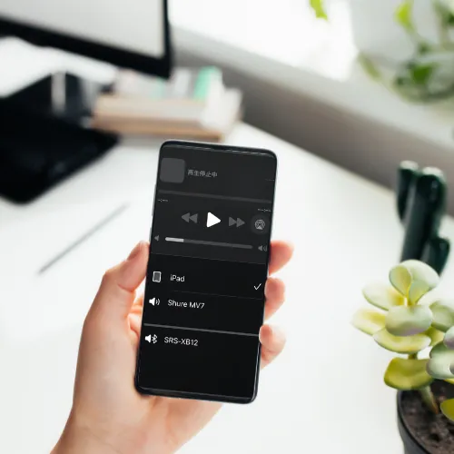 コントロールセンターで音の出力先をイヤホンに切り替えている画面のイメージ画像
