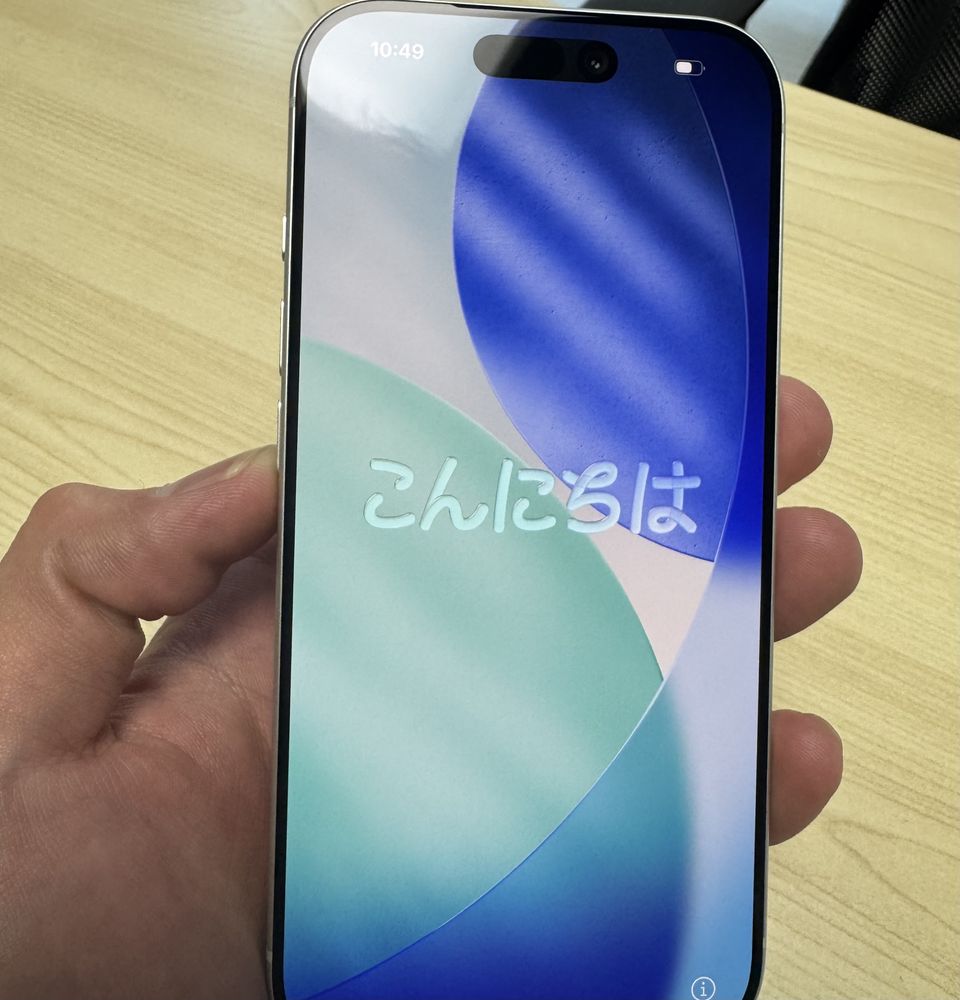 iPhoneを手に持っている様子