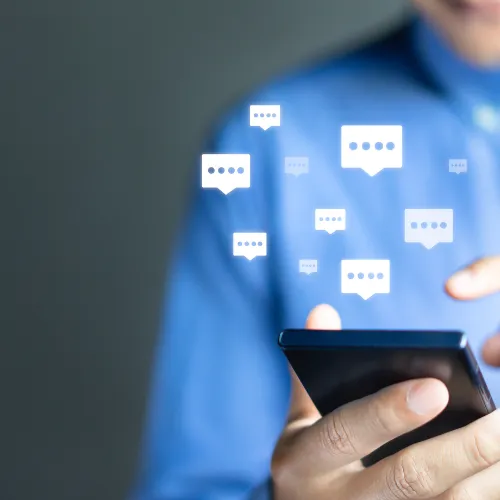 スマホ画面を撮影してLINEで症状を相談しているイメージ画像