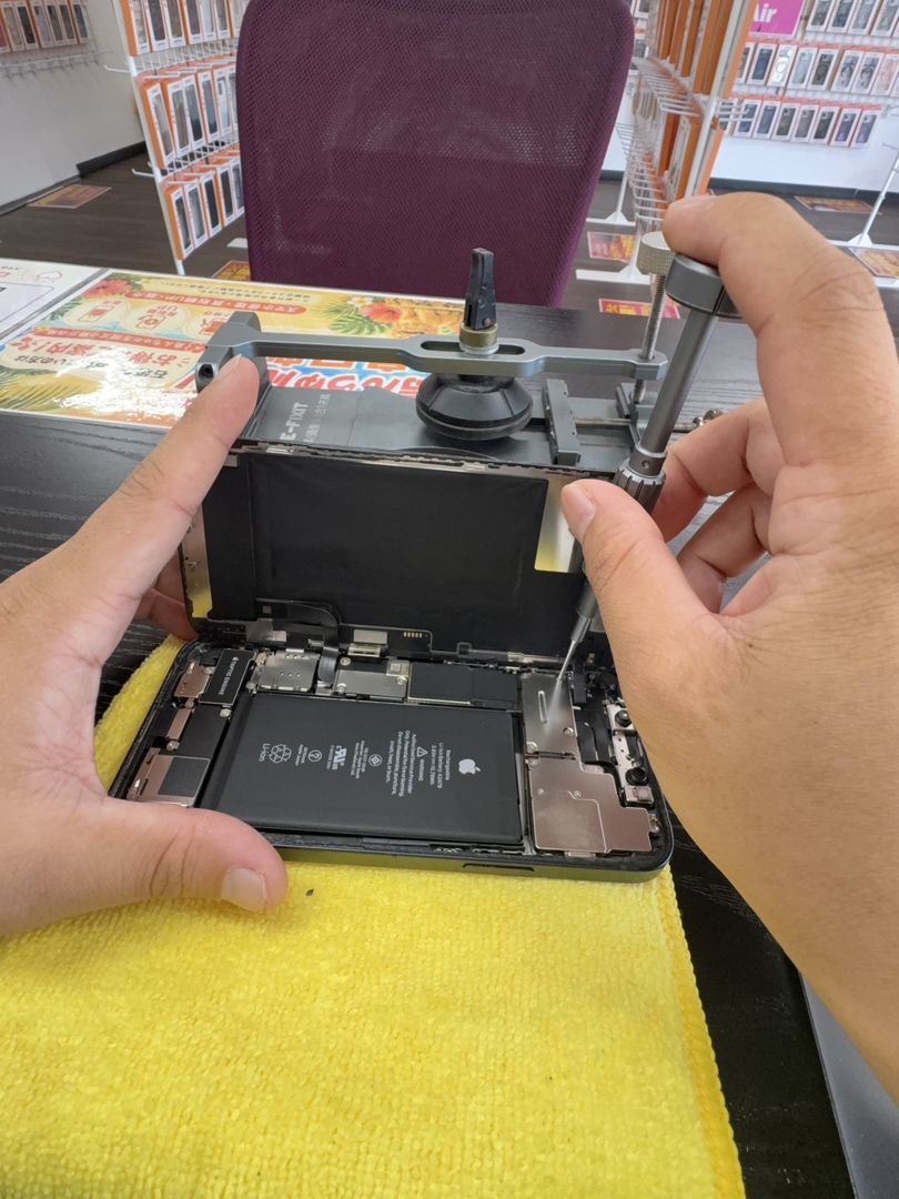 沖縄のイケモバ店内でのiPhoneバッテリー交換作業
