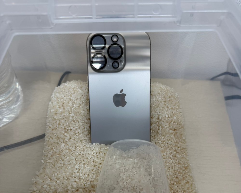 iPhone水没したら？対処法3つ・水没マークの場所と普通に使える時