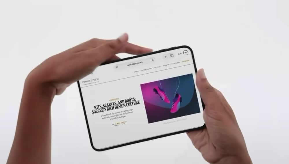 iPhone Duoの内側画面。曲がる必要があるため通常のガラスとは構造が違います