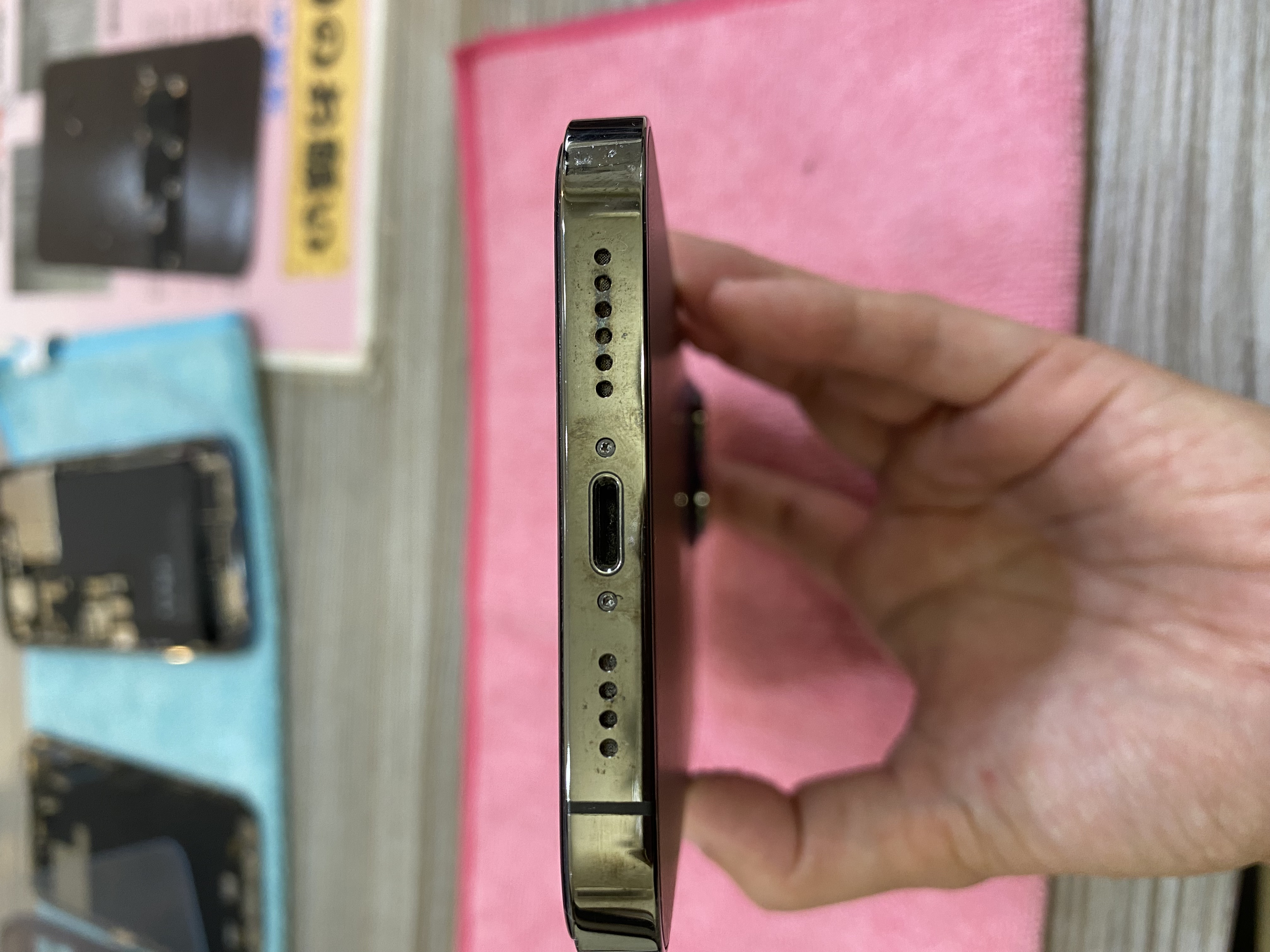 iPhone15ProMax充電コネクタ修理｜沖縄市・嘉手納町から即日対応