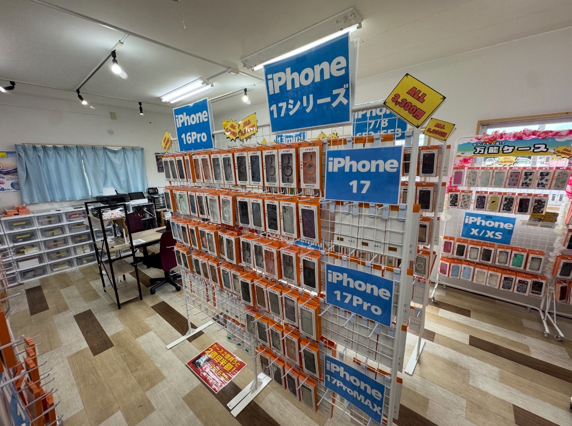 イケモバ宮古島店の店内。スマホケースも多数取り扱い