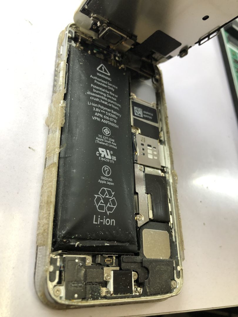 劣化して交換時期を迎えたiPhoneのバッテリー（沖縄・イケモバ）