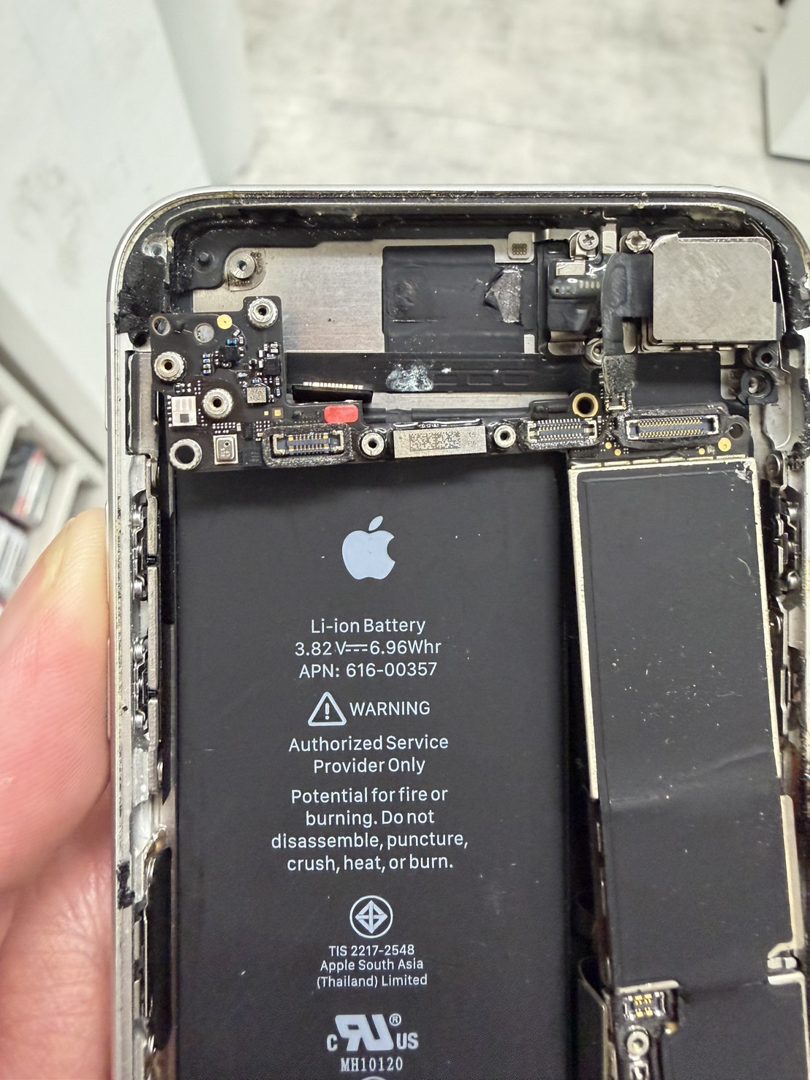 海水に浸かって赤く変色したiPhone内部の水没反応シール