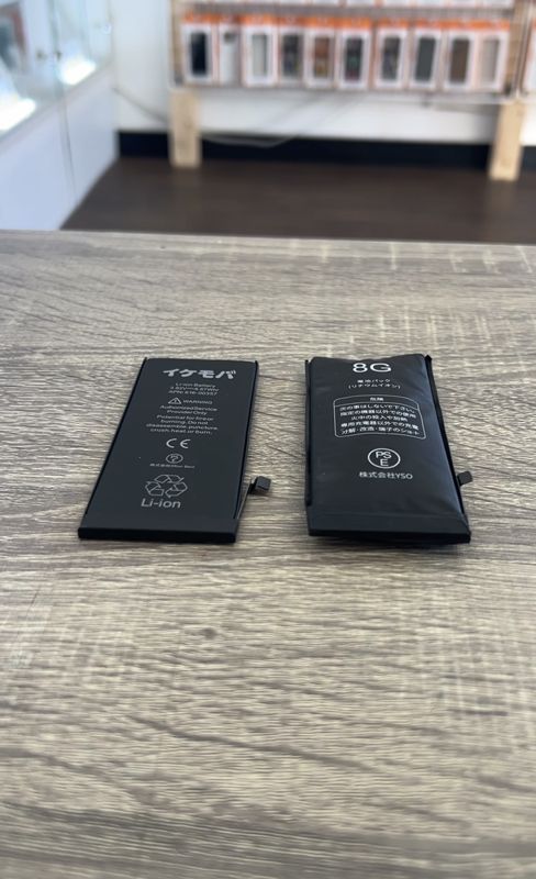 新品のイケモバオリジナルバッテリー（PSE取得）と膨張したバッテリーの比較