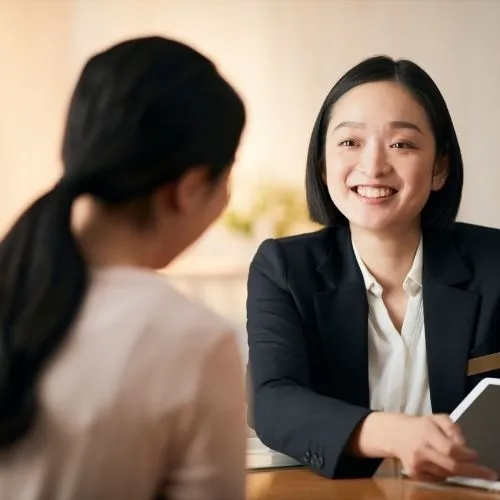 修理店で点検・相談しているイメージ