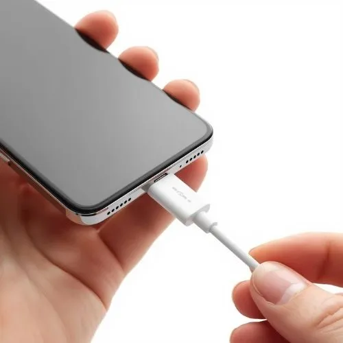 充電ケーブルと端子を確認している手元のイメージ