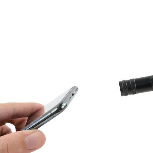 充電口をライトで照らして確認するイメージ