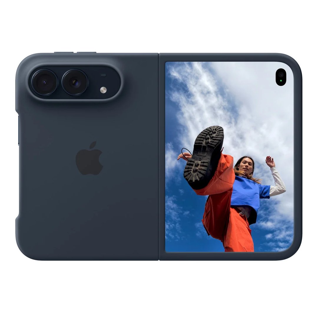 開いた状態のiPhone Duo。左が背面カメラ側、右が内側の7.6インチ画面