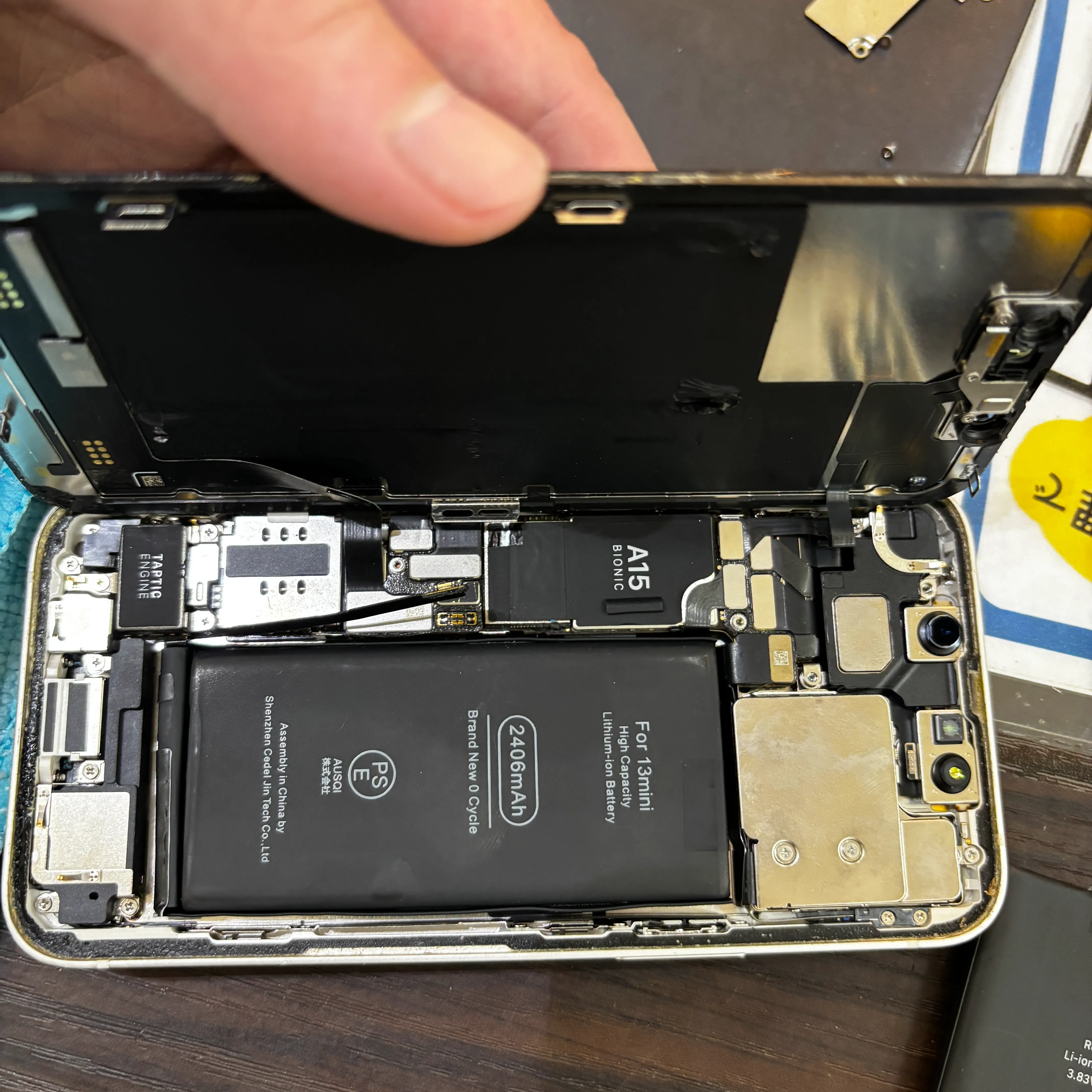 iPhone15充電コネクタ修理｜沖縄市・比屋根から即日40分