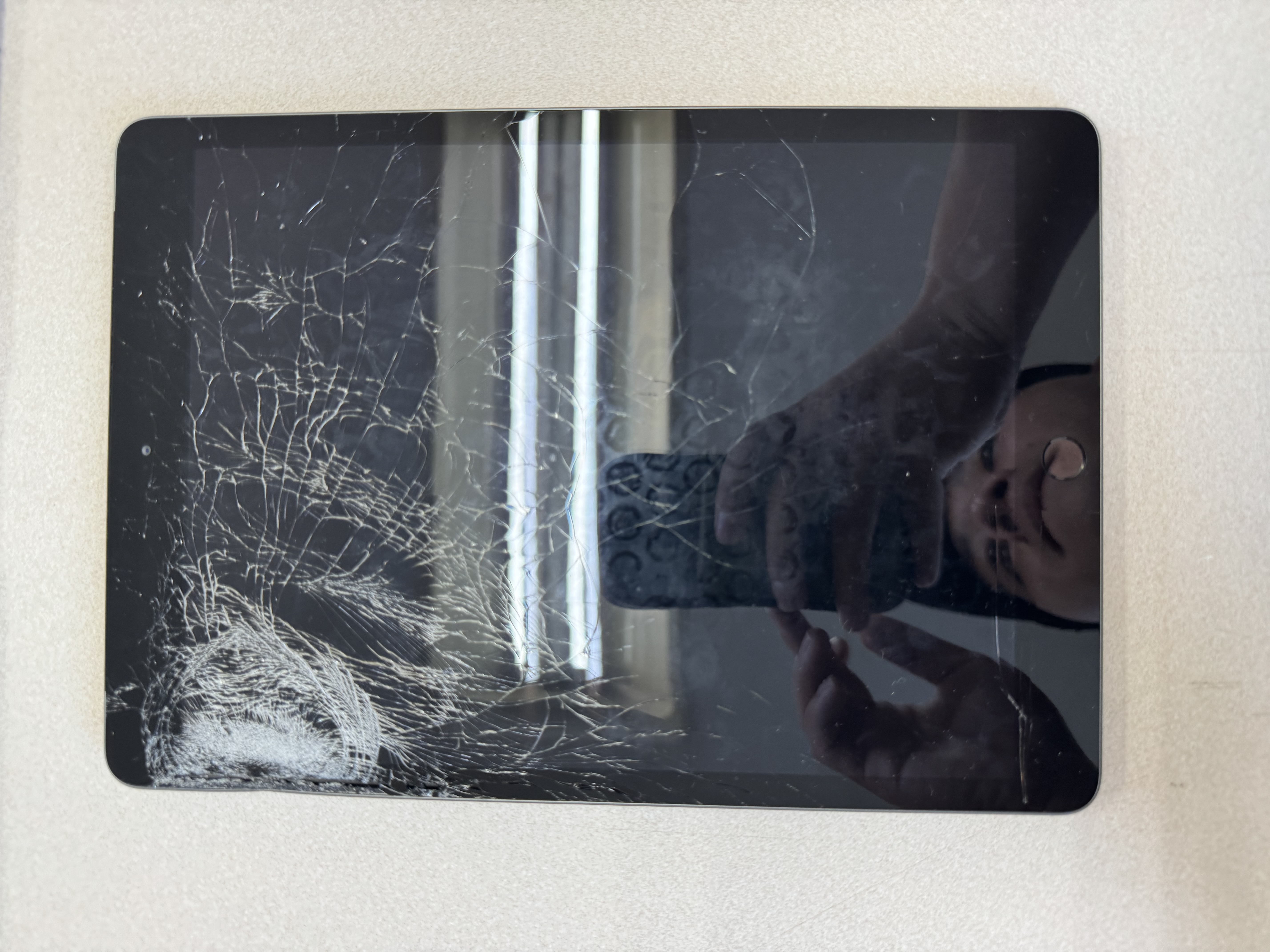 iPad 8世代　画面交換【石垣店】