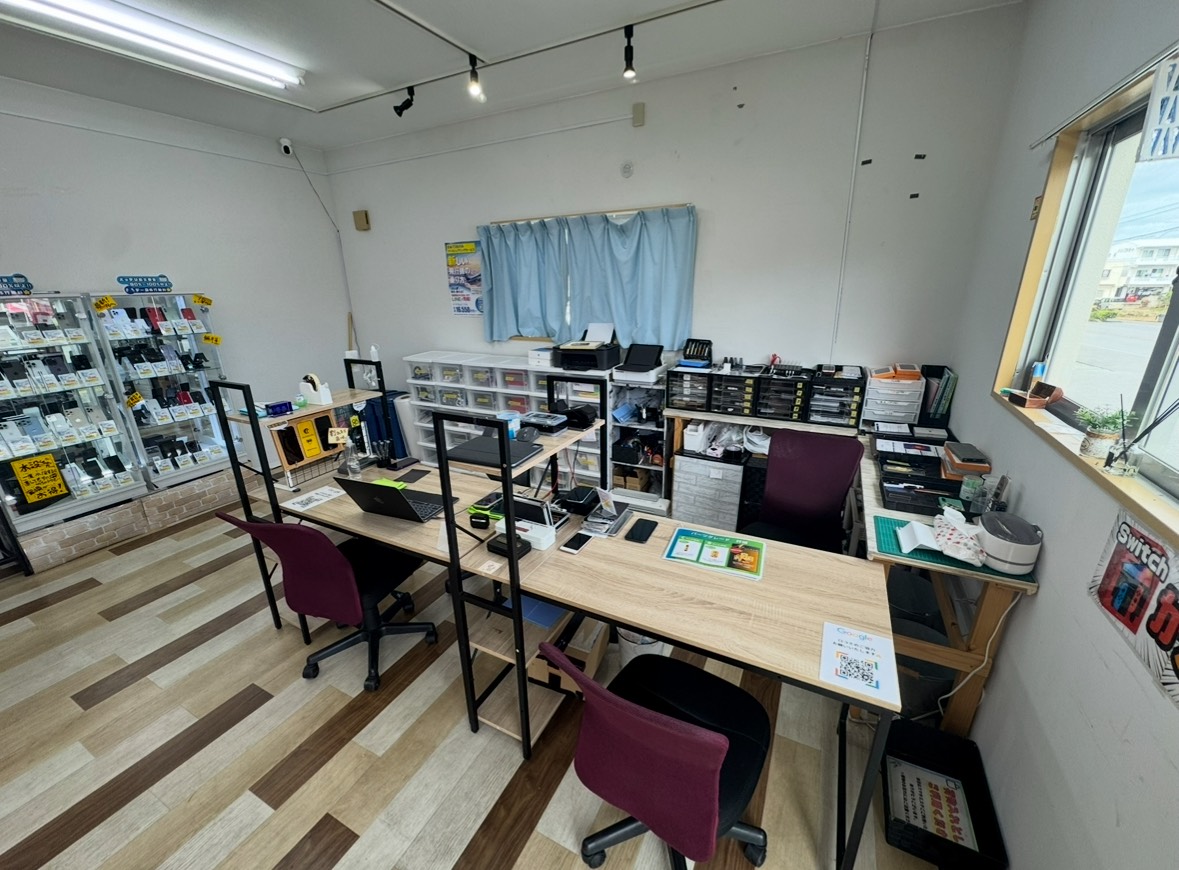 イケモバ宮古島店の店内。その場で修理作業を行います