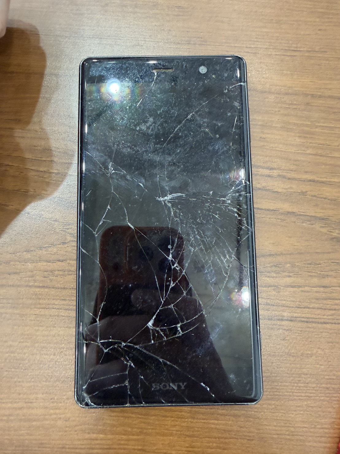 画面が割れたAndroidスマートフォン