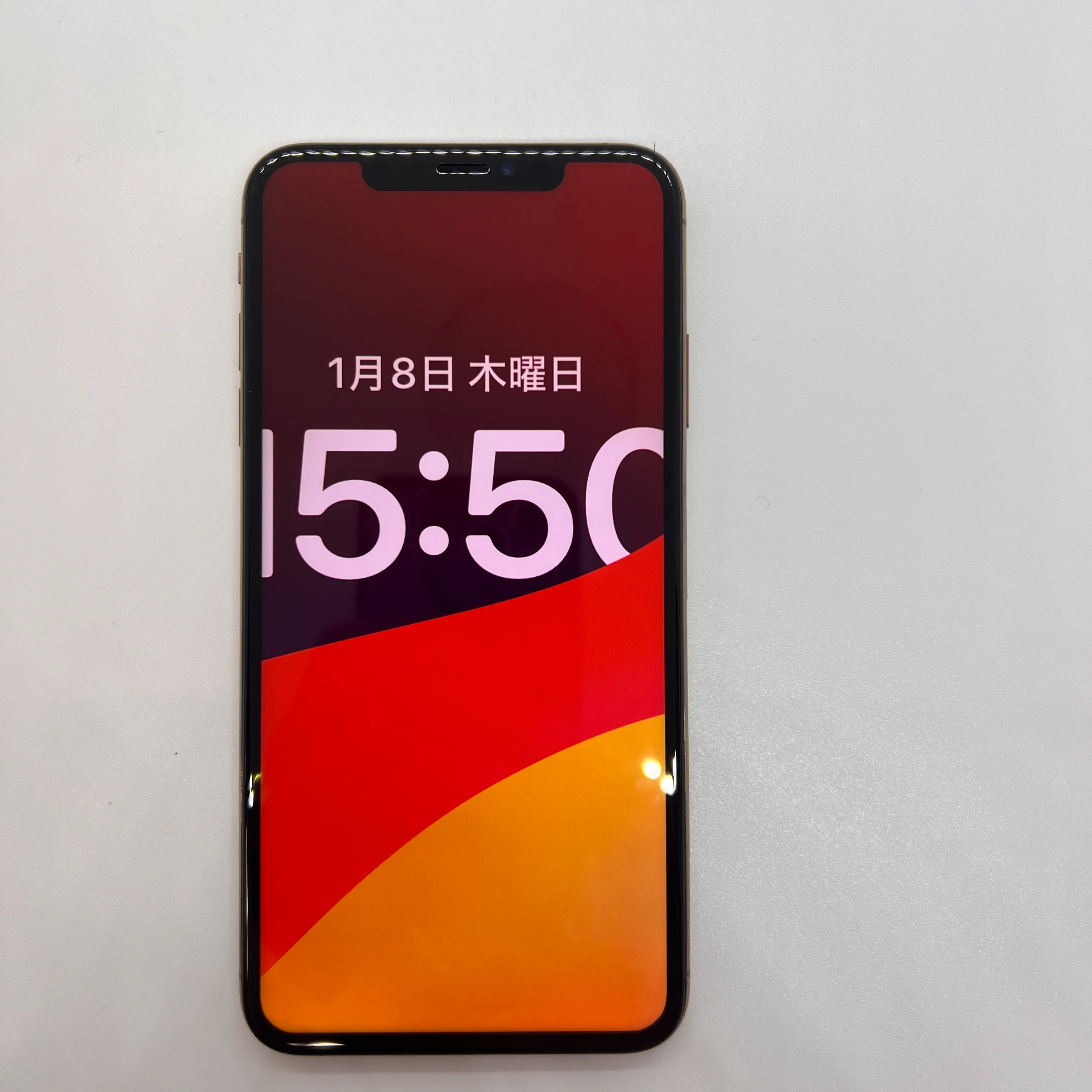 ロック画面全体がズームされて、時計やパスコードの数字が巨大になっているスクリーンショット例