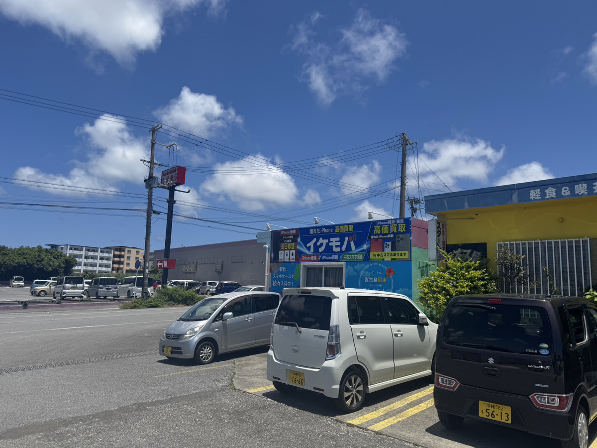 イケモバ宮古島店の外観。青い看板が目印