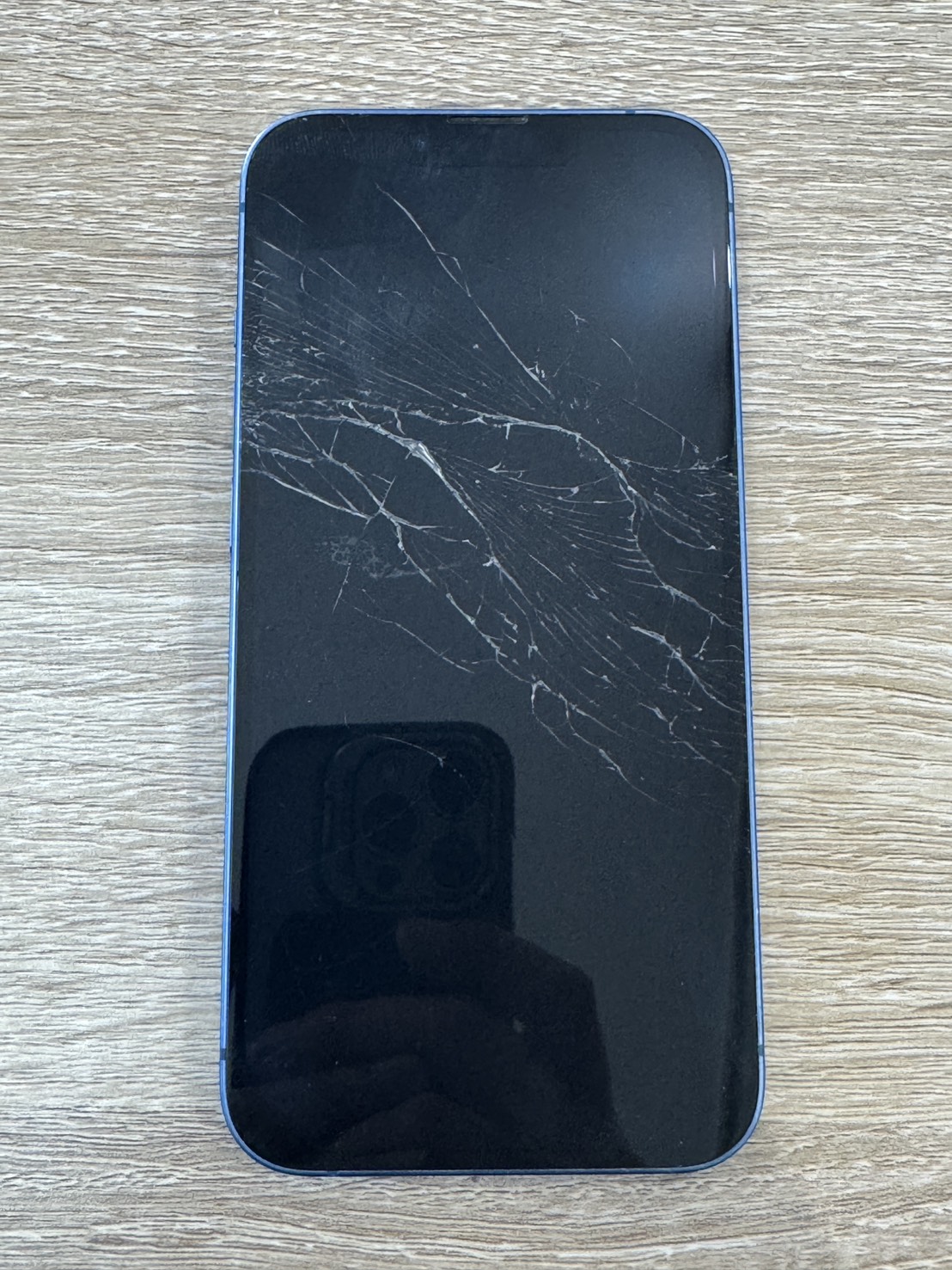 修理前:画面が大きく割れたiPhone