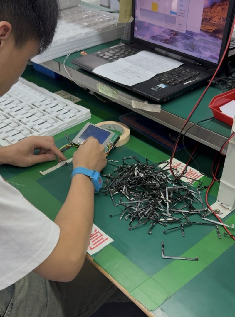 バッテリーを製造・検査する中国の工場の様子