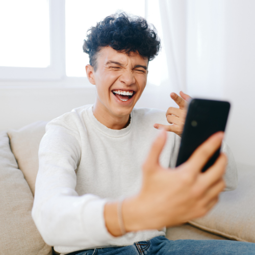 iPhone 17eを笑顔で使う人のイメージ